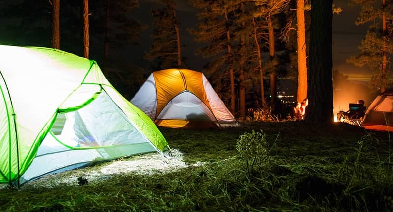 Una acampada con tiendas de campaña